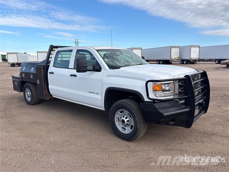 GMC Sierra 2500HD 4x4 Crew Cab Flatbed Truck Camiones de cama baja