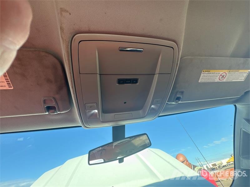 GMC Sierra 2500HD 4x4 Crew Cab Flatbed Truck Camiones de cama baja