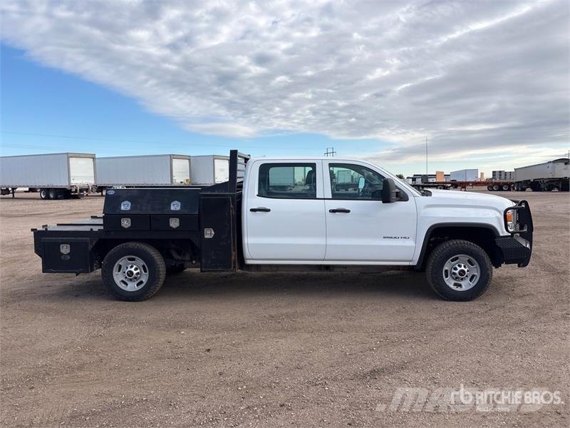 GMC Sierra 2500HD 4x4 Crew Cab Flatbed Truck Camiones de cama baja