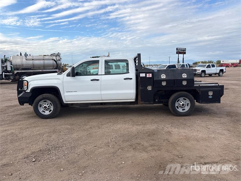 GMC Sierra 2500HD 4x4 Crew Cab Flatbed Truck Camiones de cama baja