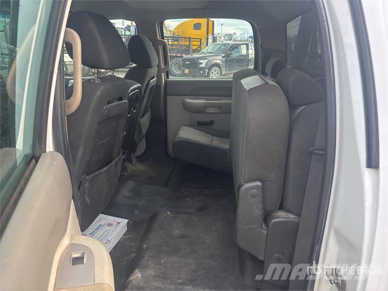 GMC Sierra 2500HD 4x4 Crew Cab Flatbed Truck 平ボディー