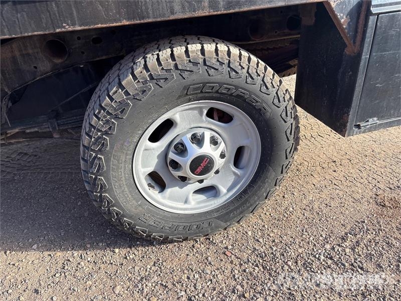 GMC Sierra 2500HD 4x4 Crew Cab Flatbed Truck Camiones de cama baja