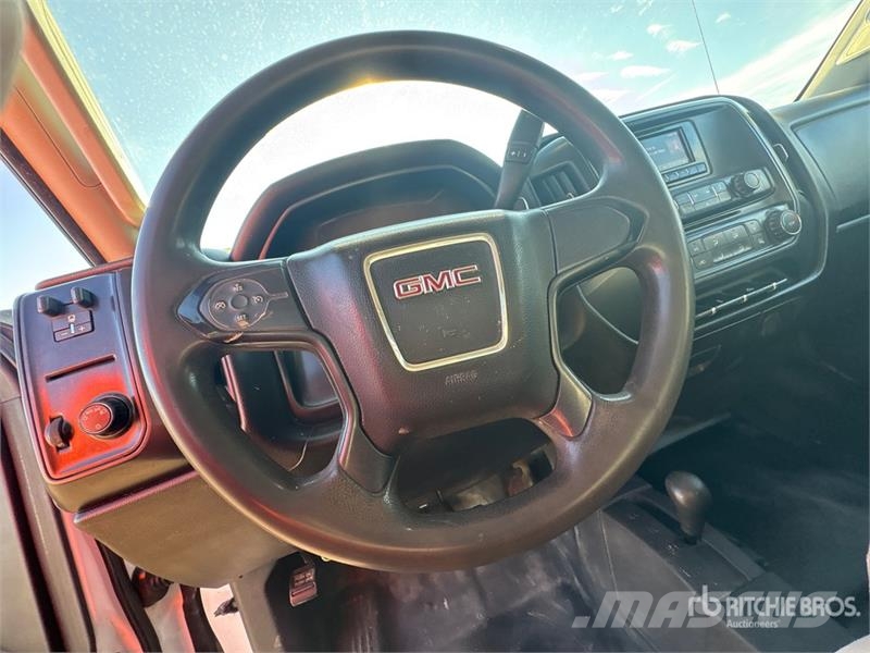 GMC Sierra 2500HD 4x4 Crew Cab Flatbed Truck Flatbed / Dropside trucks