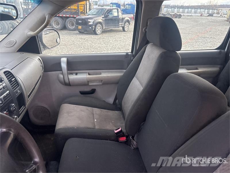 GMC Sierra 2500HD 4x4 Crew Cab Flatbed Truck 平ボディー