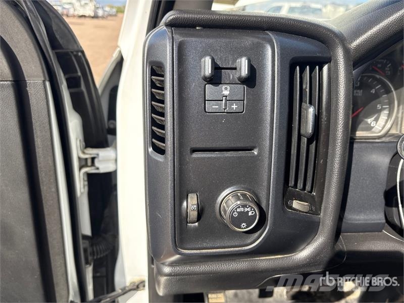 GMC Sierra 2500HD 4x4 Crew Cab Flatbed Truck Грузовики-платформы/боковая разгрузка