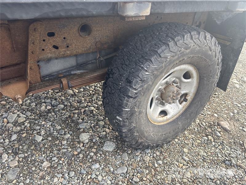 GMC Sierra 3500 4x4 Crew Cab Flatbed Truck Flatbed / Dropside trucks