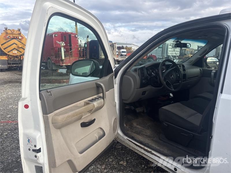 GMC Sierra 3500 4x4 Crew Cab Flatbed Truck Flatbed / Dropside trucks