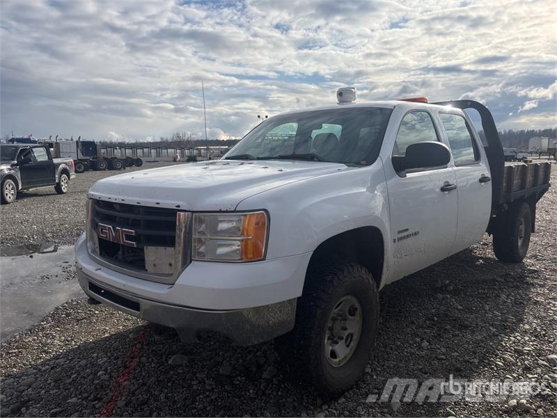 GMC Sierra 3500 4x4 Crew Cab Flatbed Truck Flatbed / Dropside trucks