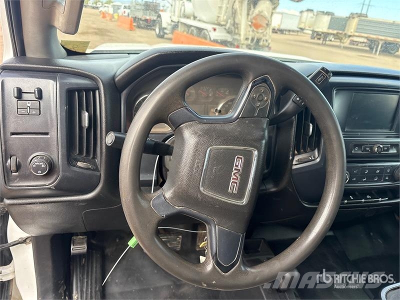 GMC Sierra 3500 4x4 Crew Cab Flatbed Truck Camioane platforma/prelata