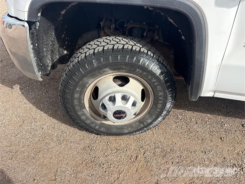 GMC Sierra 3500 4x4 Crew Cab Flatbed Truck Camioane platforma/prelata