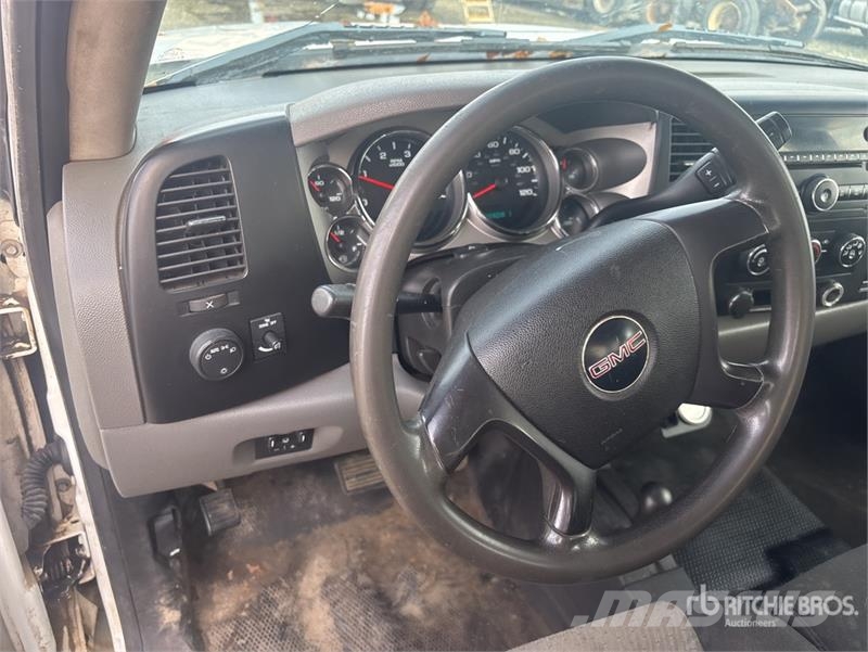 GMC Sierra 3500 4x4 Crew Cab Flatbed Truck Flatbed / Dropside trucks