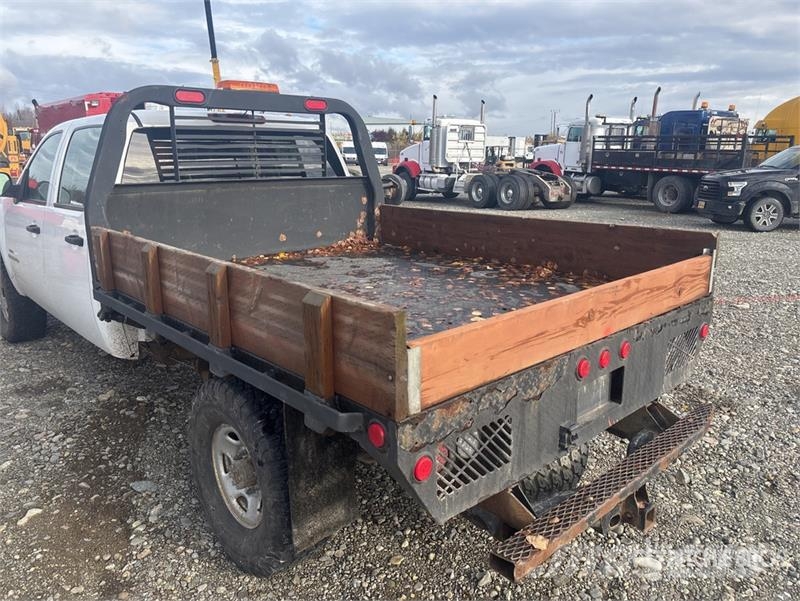 GMC Sierra 3500 4x4 Crew Cab Flatbed Truck Flatbed / Dropside trucks