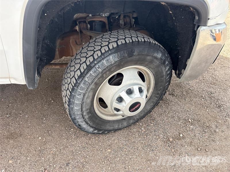 GMC Sierra 3500 4x4 Crew Cab Flatbed Truck Camioane platforma/prelata
