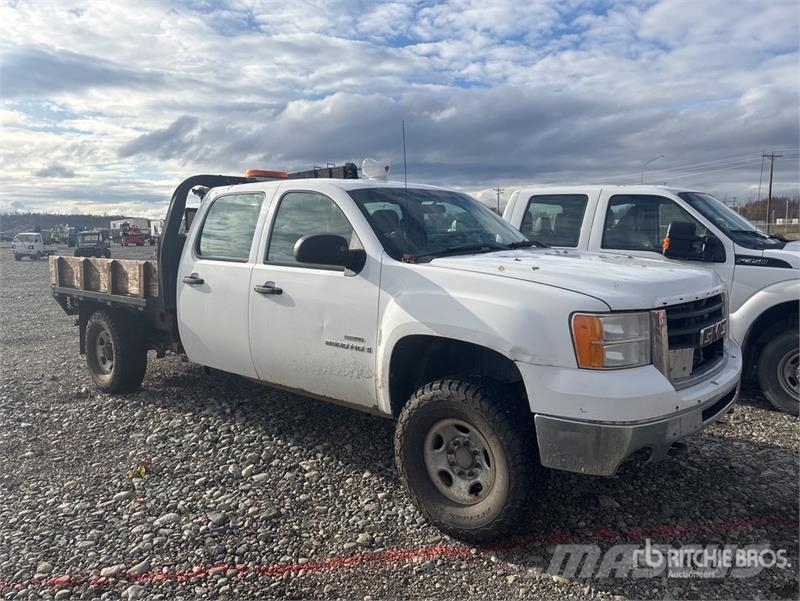 GMC Sierra 3500 4x4 Crew Cab Flatbed Truck Flatbed / Dropside trucks