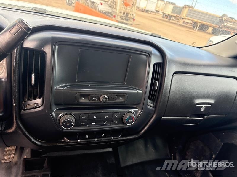 GMC Sierra 3500 4x4 Crew Cab Flatbed Truck Camioane platforma/prelata