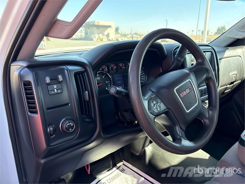 GMC Sierra 3500HD 4x2 Flatbed Truck Camiones plataforma