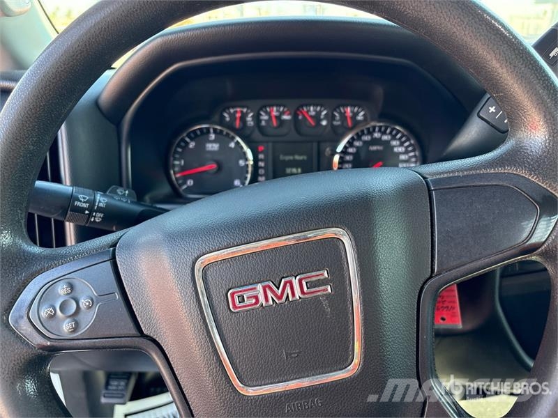 GMC Sierra 3500HD 4x2 Flatbed Truck Camiones plataforma