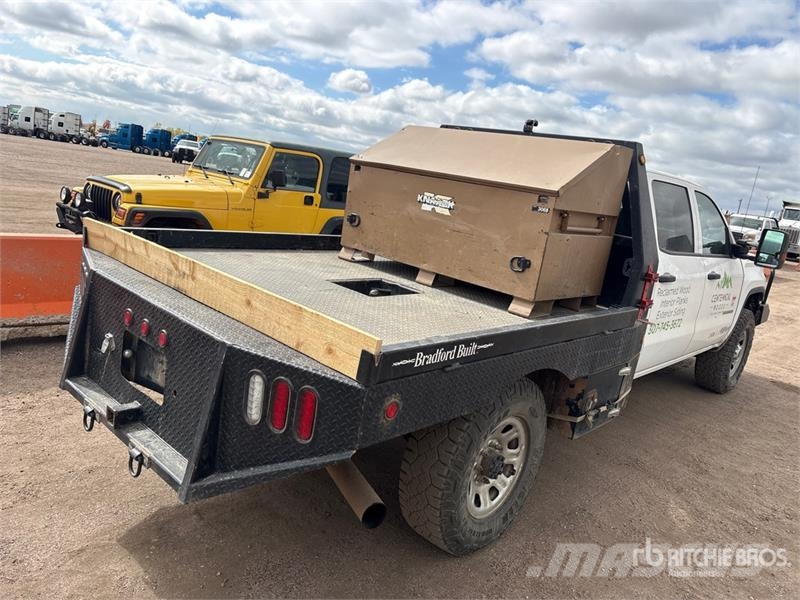 GMC Sierra 3500HD 4x4 Crew Cab Flatbed Truck Kamioni sa otvorenim sandukom