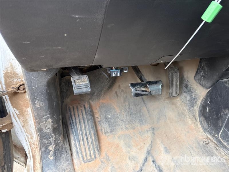 GMC Sierra 3500HD 4x4 Crew Cab Flatbed Truck Kamioni sa otvorenim sandukom