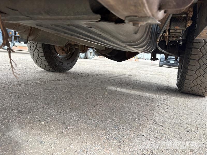 GMC Sierra 3500HD 4x4 Crew Cab Flatbed Truck Kamioni sa otvorenim sandukom