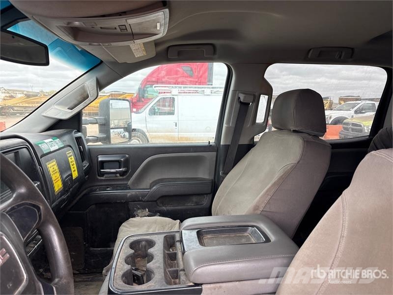 GMC Sierra 3500HD 4x4 Crew Cab Flatbed Truck Kamioni sa otvorenim sandukom