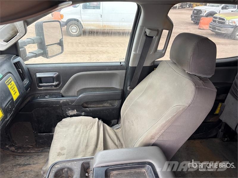 GMC Sierra 3500HD 4x4 Crew Cab Flatbed Truck Kamioni sa otvorenim sandukom