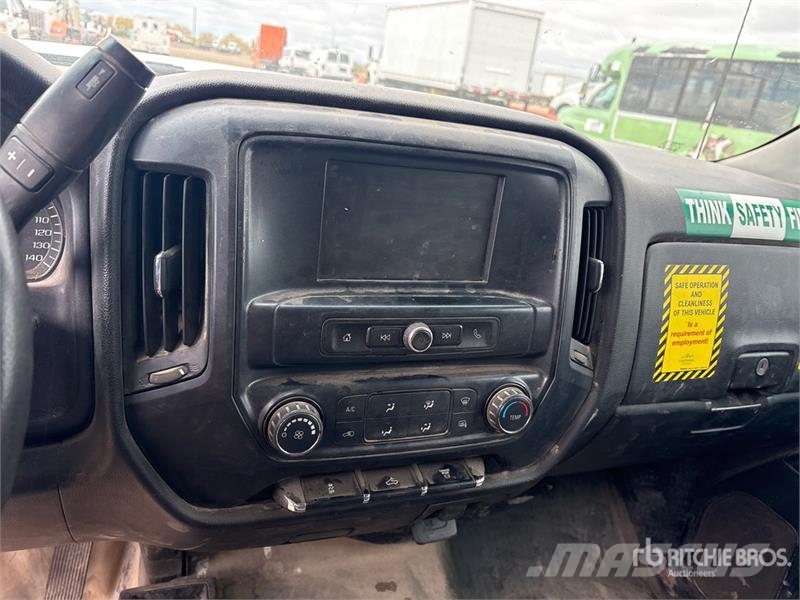 GMC Sierra 3500HD 4x4 Crew Cab Flatbed Truck Kamioni sa otvorenim sandukom
