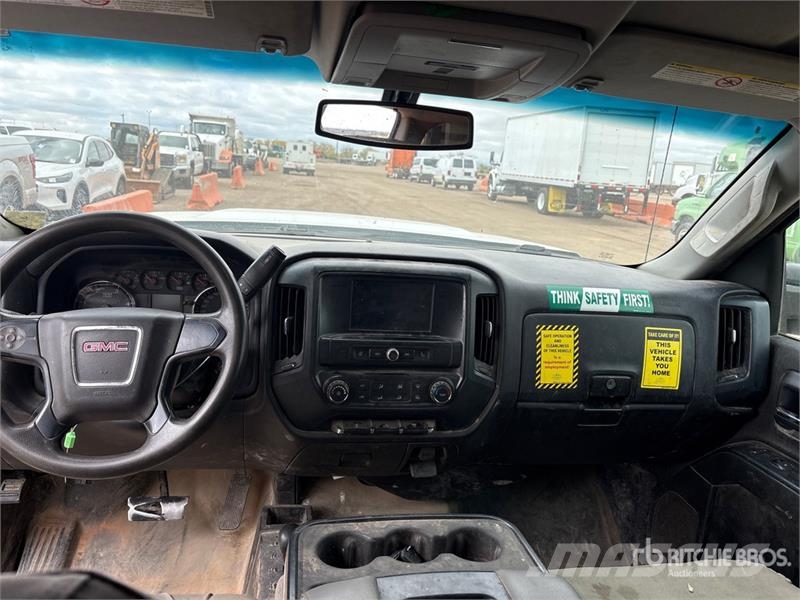 GMC Sierra 3500HD 4x4 Crew Cab Flatbed Truck Kamioni sa otvorenim sandukom