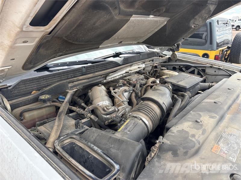 GMC Sierra 3500HD 4x4 Crew Cab Flatbed Truck Kamioni sa otvorenim sandukom