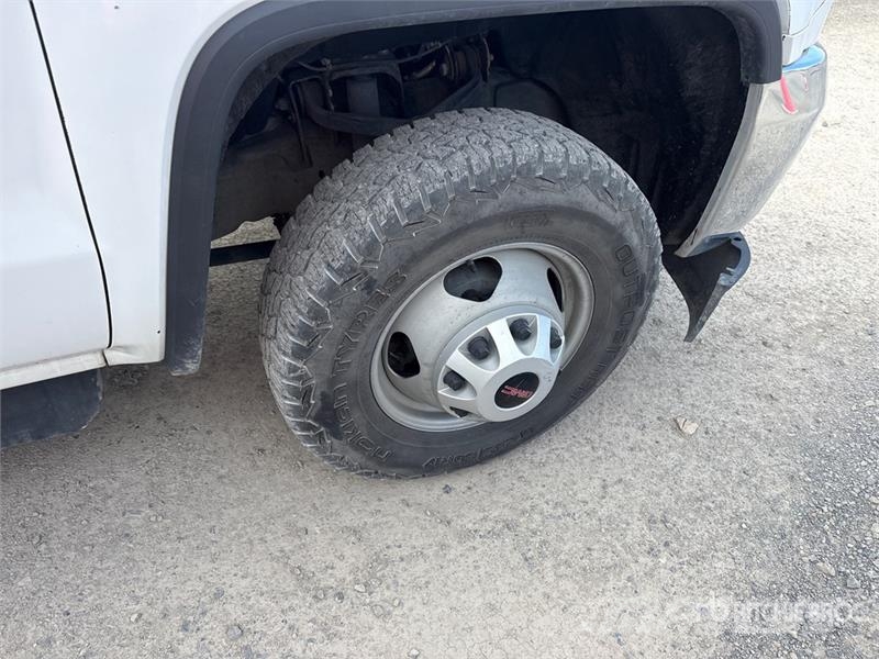 GMC Sierra 3500HD 4x4 Crew Cab Flatbed Truck Camioane platforma/prelata