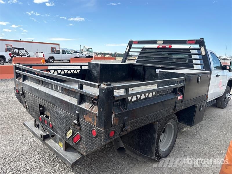 GMC Sierra 3500HD 4x4 Crew Cab Flatbed Truck Camioane platforma/prelata