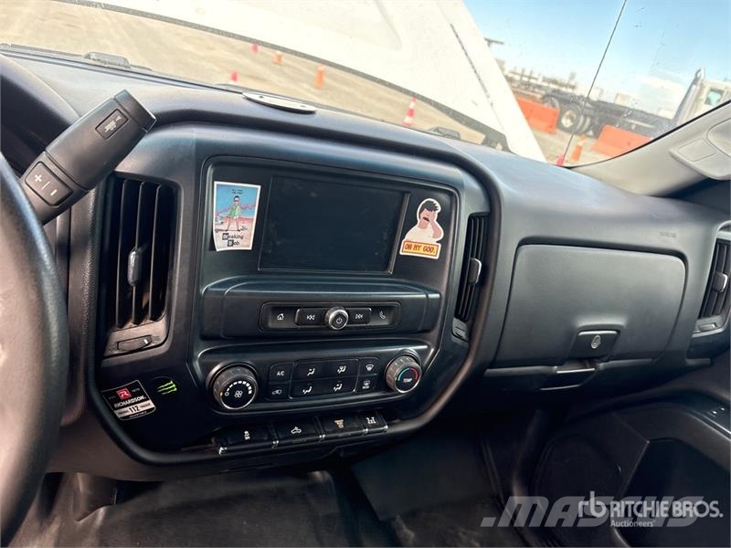 GMC Sierra 3500HD 4x4 Crew Cab Flatbed Truck Camioane platforma/prelata