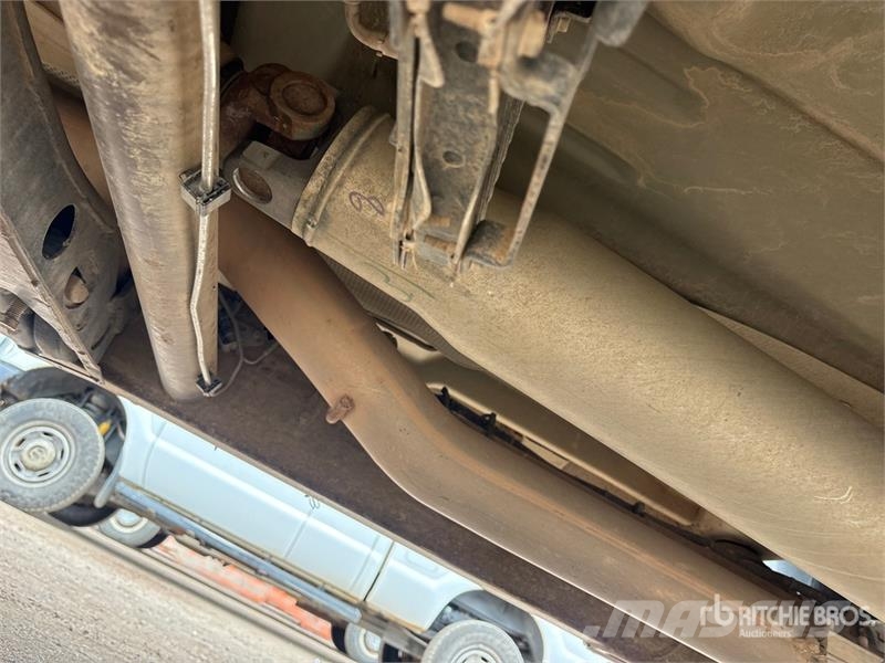 GMC Sierra 3500HD 4x4 Crew Cab Flatbed Truck Kamioni sa otvorenim sandukom