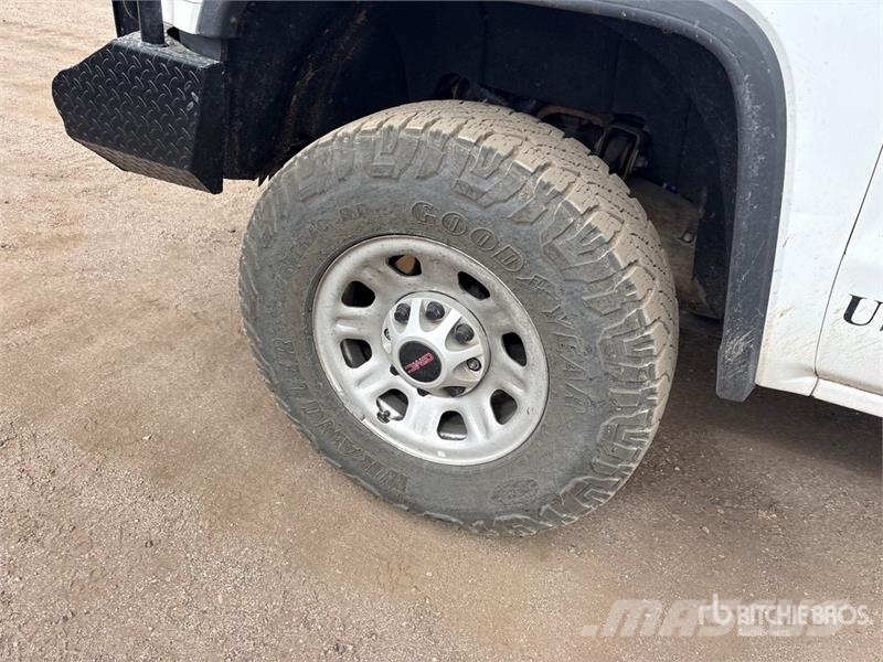 GMC Sierra 3500HD 4x4 Crew Cab Flatbed Truck Kamioni sa otvorenim sandukom