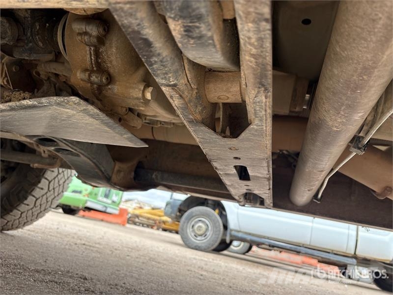 GMC Sierra 3500HD 4x4 Crew Cab Flatbed Truck Kamioni sa otvorenim sandukom
