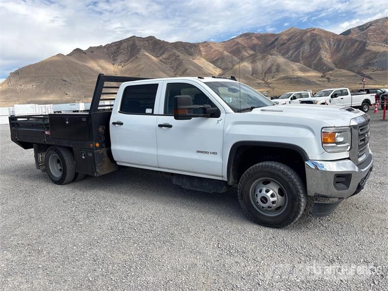 GMC Sierra 3500HD 4x4 Crew Cab Flatbed Truck Camioane platforma/prelata