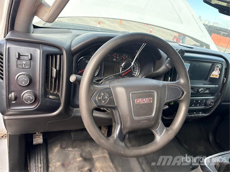 GMC Sierra 3500HD 4x4 Crew Cab Flatbed Truck Camioane platforma/prelata