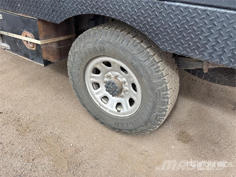 GMC Sierra 3500HD 4x4 Crew Cab Flatbed Truck Kamioni sa otvorenim sandukom