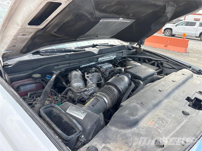 GMC Sierra 3500HD 4x4 Crew Cab Flatbed Truck Camioane platforma/prelata