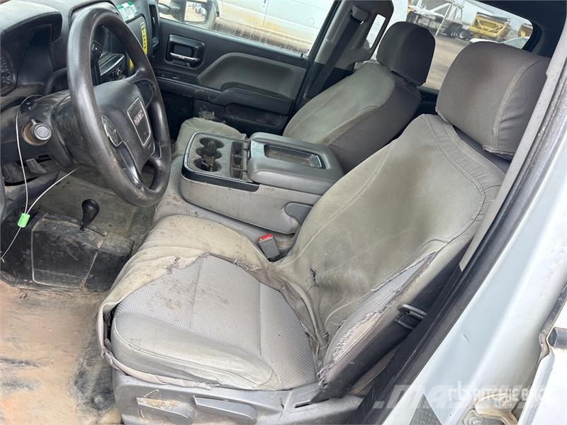 GMC Sierra 3500HD 4x4 Crew Cab Flatbed Truck Kamioni sa otvorenim sandukom