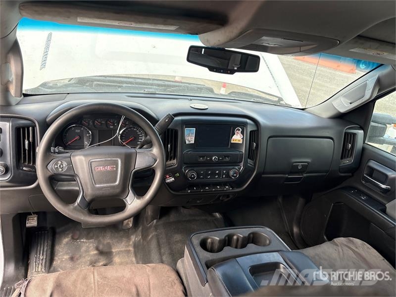 GMC Sierra 3500HD 4x4 Crew Cab Flatbed Truck Camioane platforma/prelata