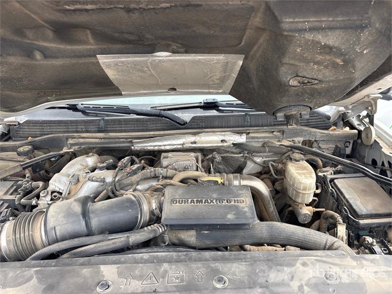 GMC Sierra 3500HD 4x4 Crew Cab Flatbed Truck Kamioni sa otvorenim sandukom