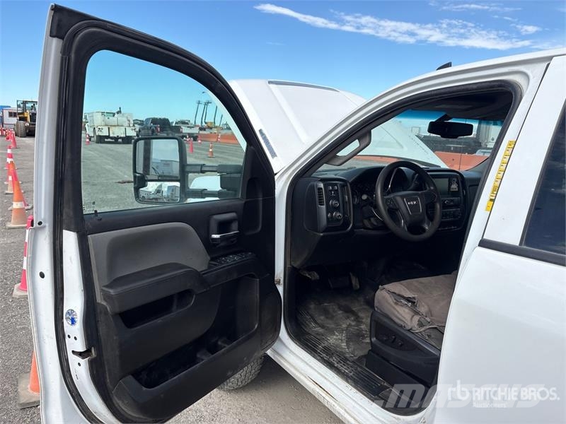 GMC Sierra 3500HD 4x4 Crew Cab Flatbed Truck Camioane platforma/prelata