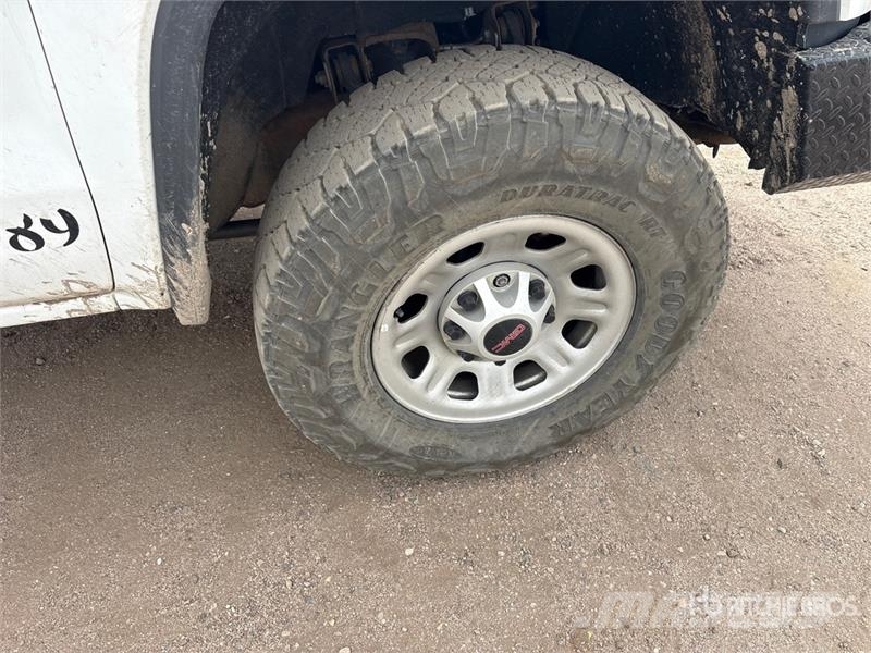 GMC Sierra 3500HD 4x4 Crew Cab Flatbed Truck Kamioni sa otvorenim sandukom