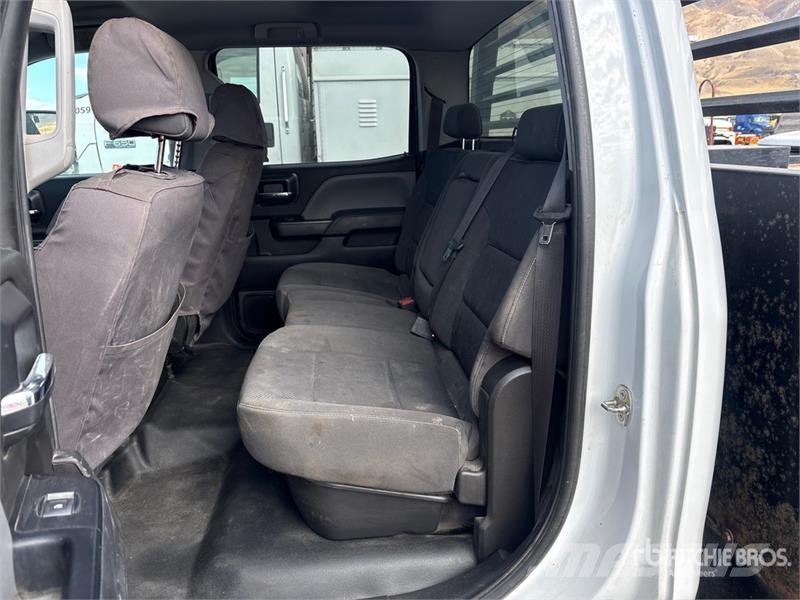 GMC Sierra 3500HD 4x4 Crew Cab Flatbed Truck Camioane platforma/prelata