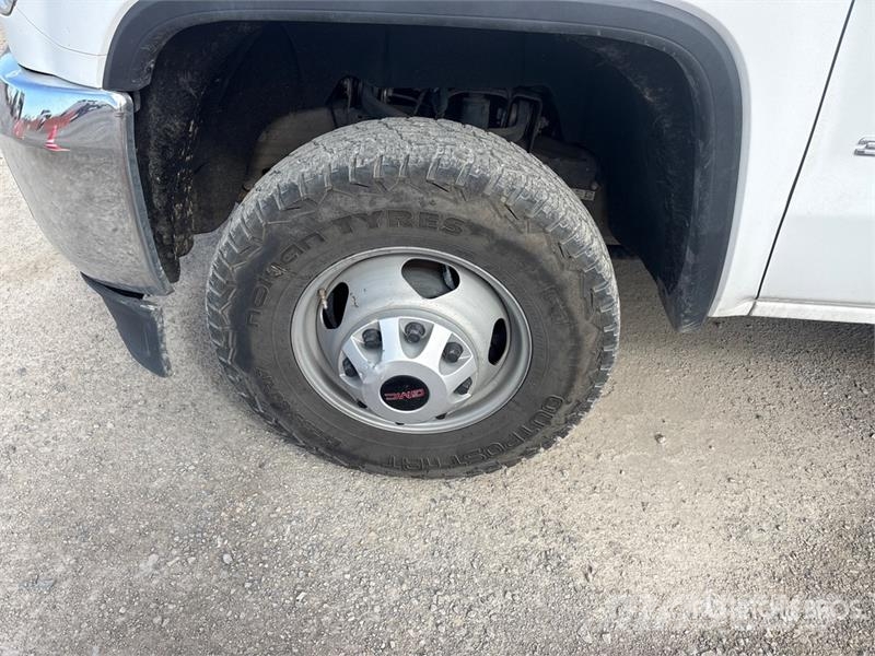 GMC Sierra 3500HD 4x4 Crew Cab Flatbed Truck Camioane platforma/prelata