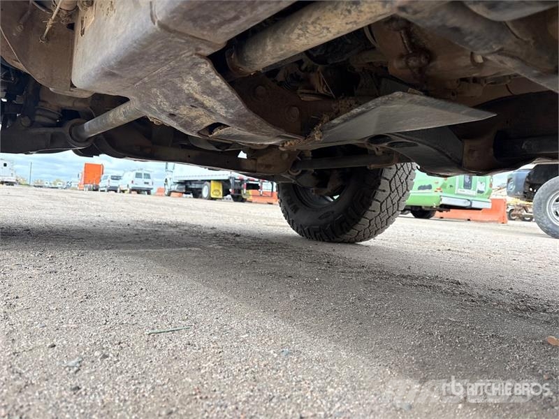GMC Sierra 3500HD 4x4 Crew Cab Flatbed Truck Kamioni sa otvorenim sandukom