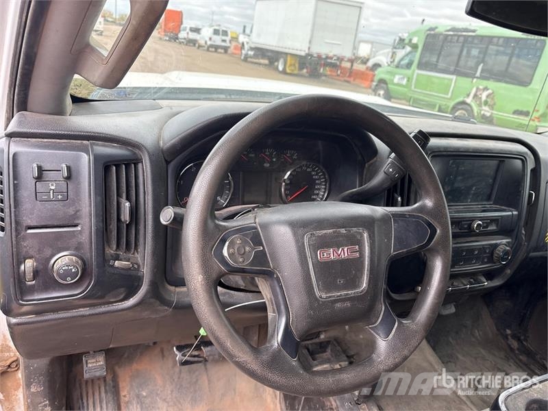 GMC Sierra 3500HD 4x4 Crew Cab Flatbed Truck Kamioni sa otvorenim sandukom
