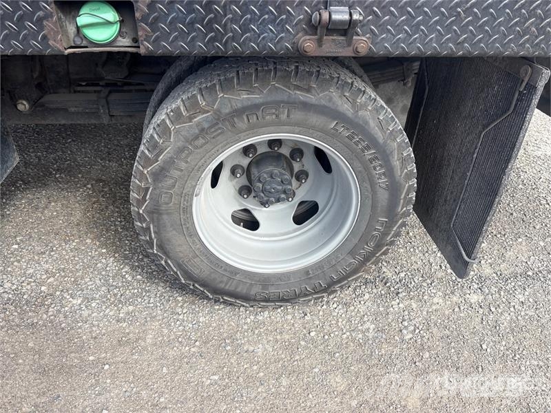 GMC Sierra 3500HD 4x4 Crew Cab Flatbed Truck Camioane platforma/prelata