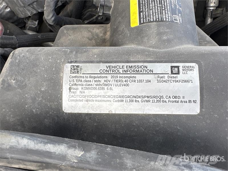 GMC Sierra 3500HD 4x4 Crew Cab Flatbed Truck Camioane platforma/prelata
